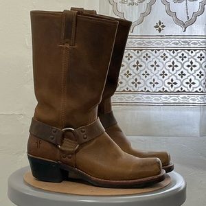 Women’s worn brown boots size 7.5 US